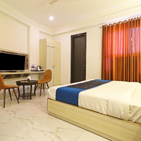 Hotel Almora Near Delhi Airport ニューデリー エクステリア 写真