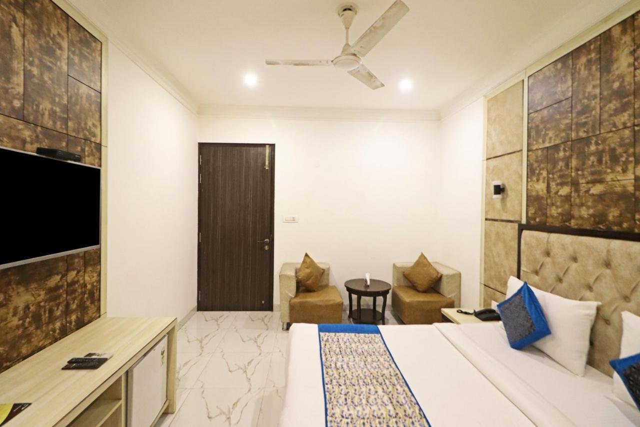 Hotel Almora Near Delhi Airport ニューデリー エクステリア 写真