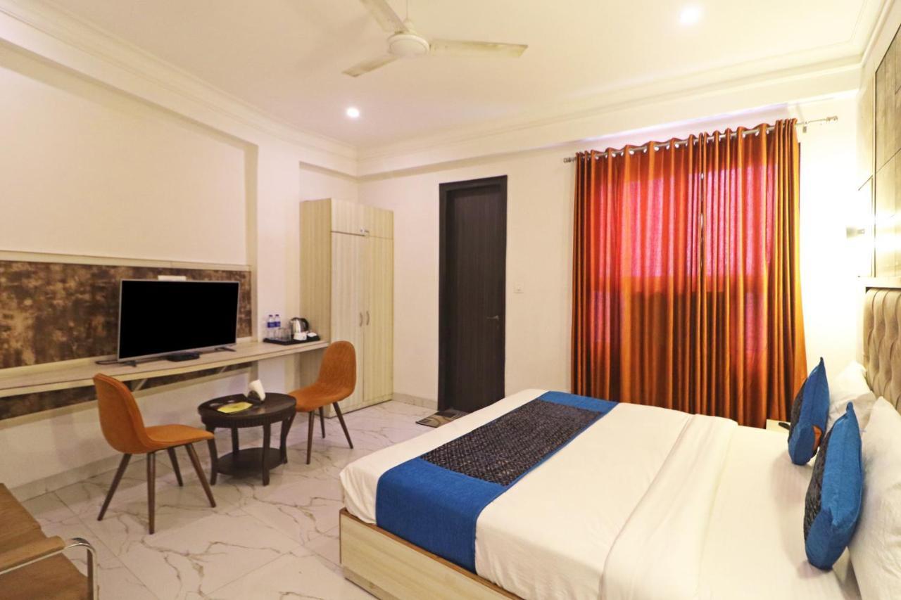 Hotel Almora Near Delhi Airport ニューデリー エクステリア 写真