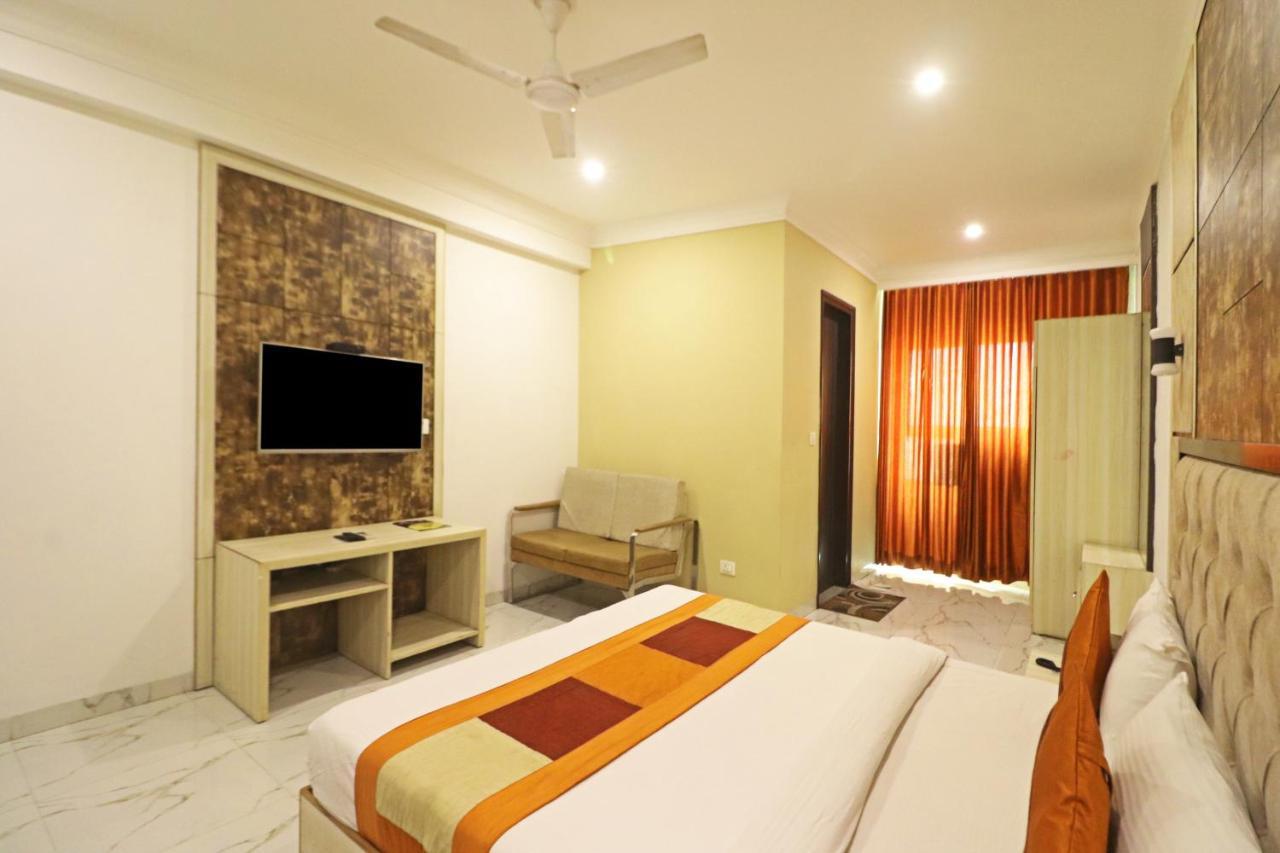 Hotel Almora Near Delhi Airport ニューデリー エクステリア 写真