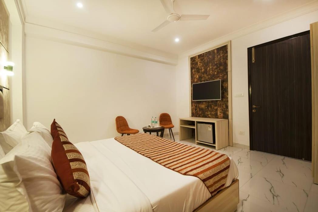 Hotel Almora Near Delhi Airport ニューデリー エクステリア 写真
