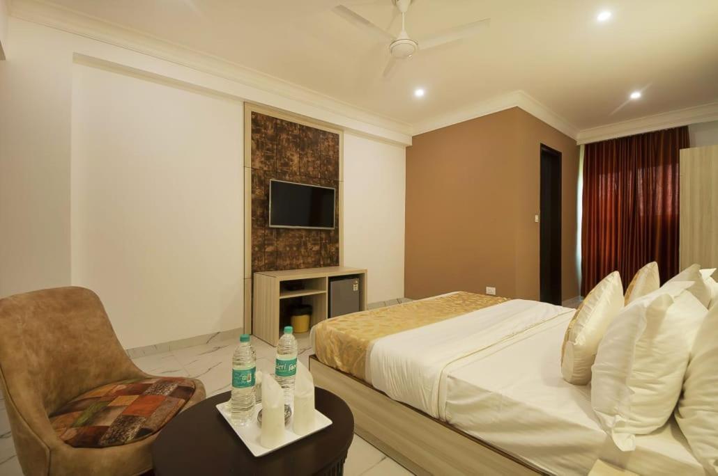 Hotel Almora Near Delhi Airport ニューデリー エクステリア 写真