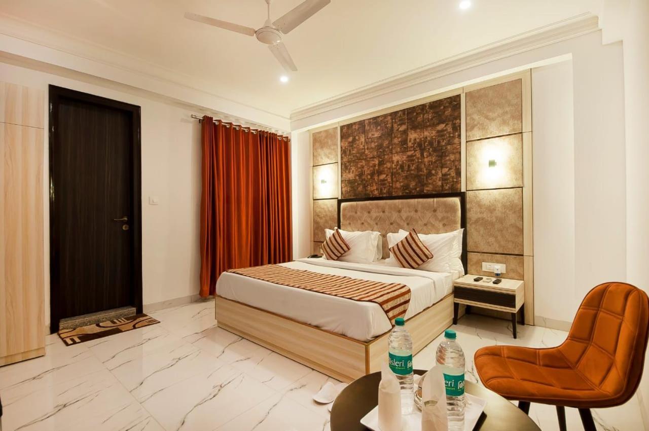 Hotel Almora Near Delhi Airport ニューデリー エクステリア 写真