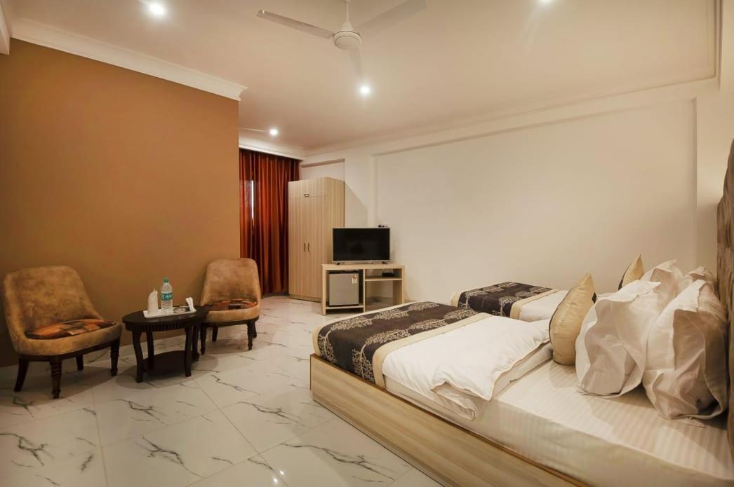 Hotel Almora Near Delhi Airport ニューデリー エクステリア 写真