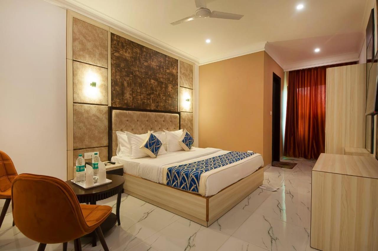 Hotel Almora Near Delhi Airport ニューデリー エクステリア 写真