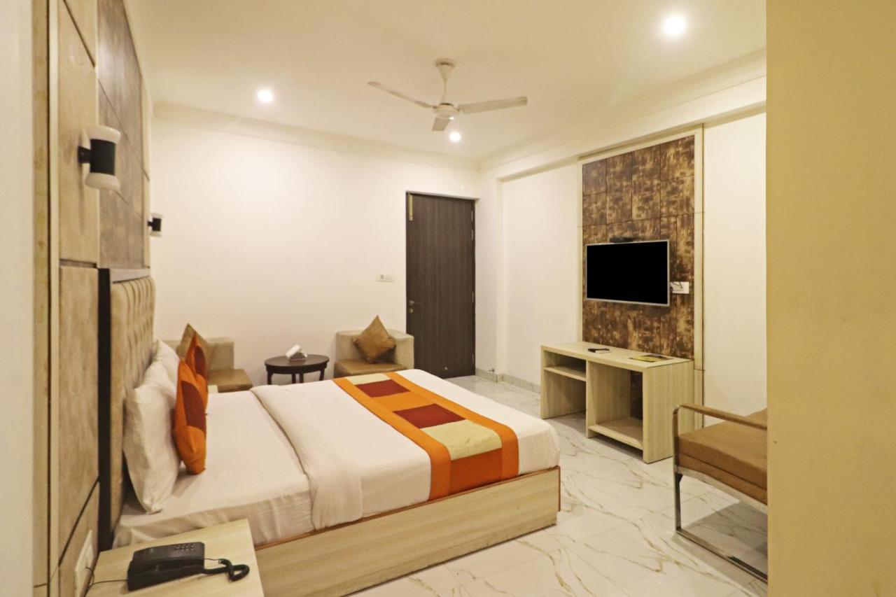 Hotel Almora Near Delhi Airport ニューデリー エクステリア 写真