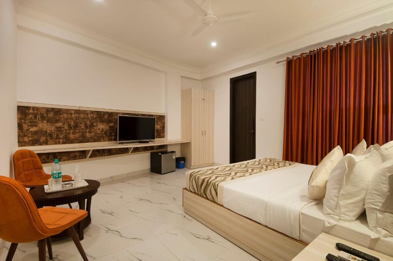 Hotel Almora Near Delhi Airport ニューデリー エクステリア 写真