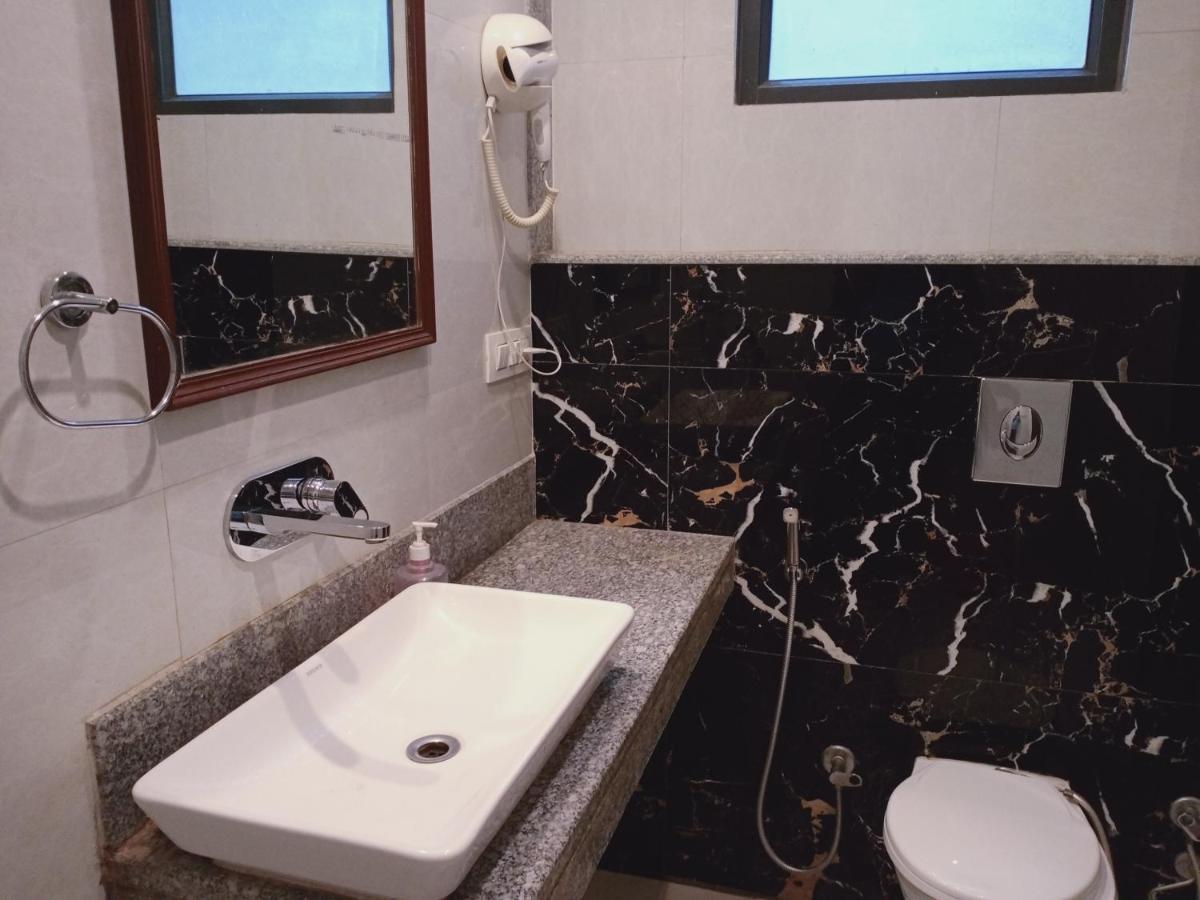 Hotel Almora Near Delhi Airport ニューデリー エクステリア 写真